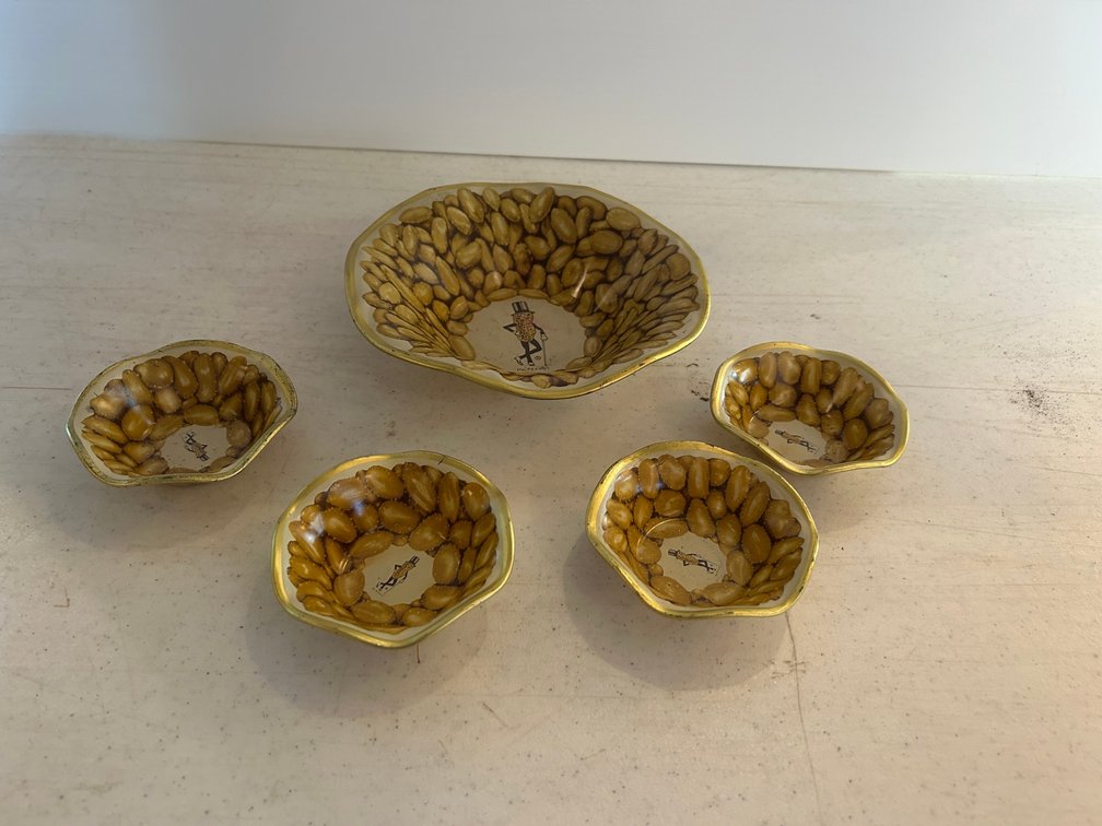 Peanuts bowl with 4 serving bowls