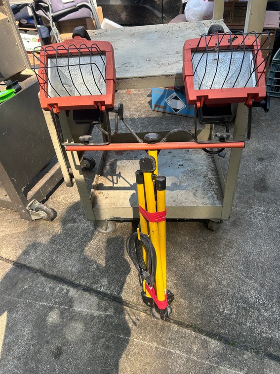 Tri-stand halogen lights