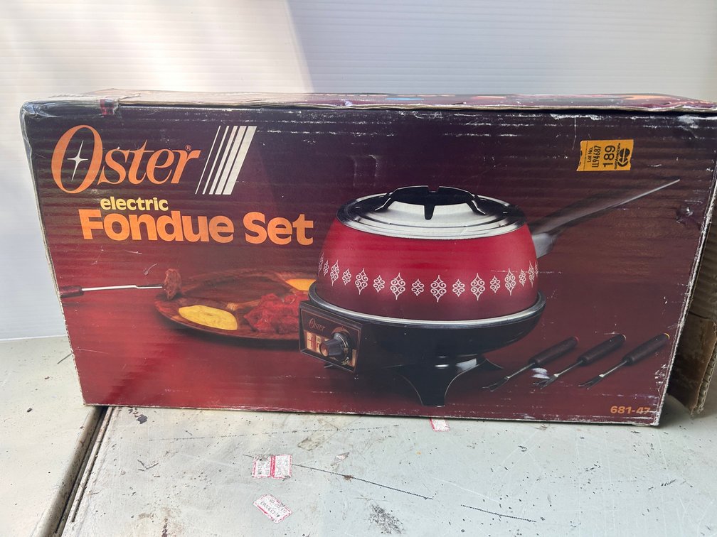 Oster electric fondue set-in box and unused