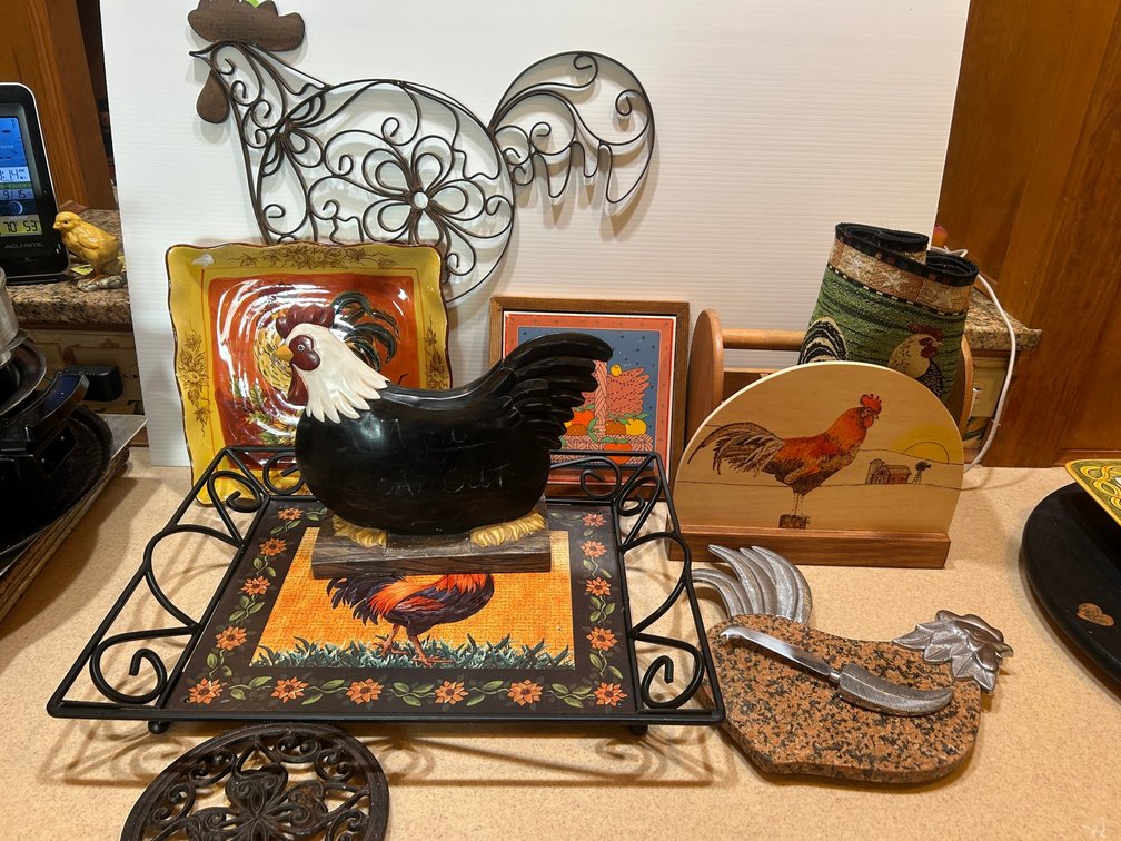 Collection of rooster figurine, plate, napkin box
