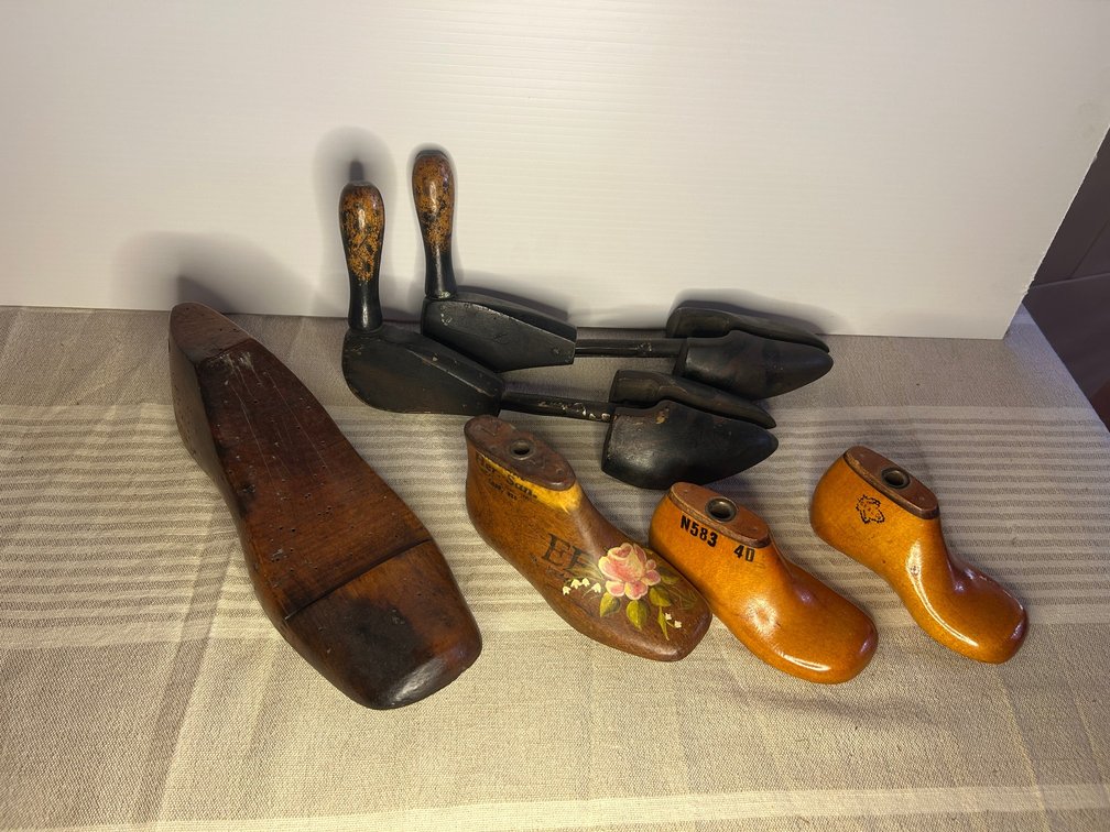 Shoe stretchers