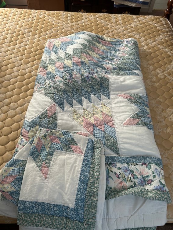 Machine queen size quilt with pillow shams