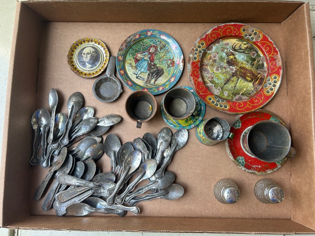Lithograph tin dishes and tin spoons for children