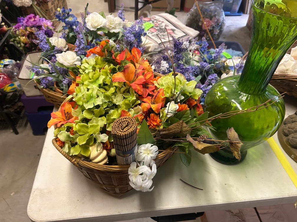3 Baskets with greenery, green glass vase