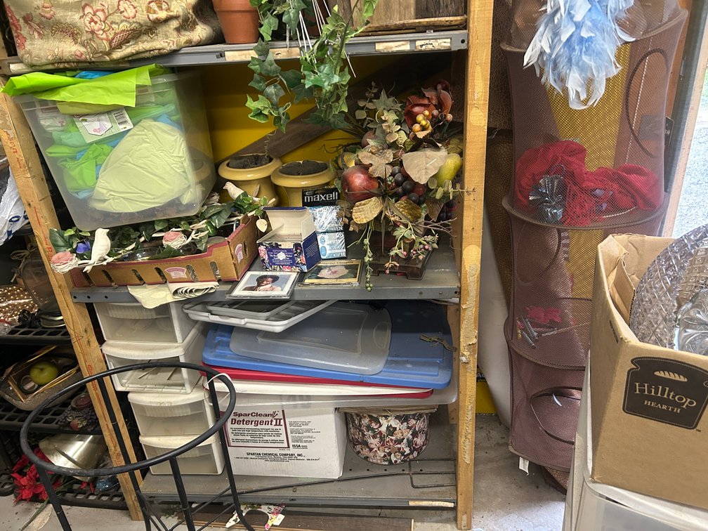 Contents on shelf