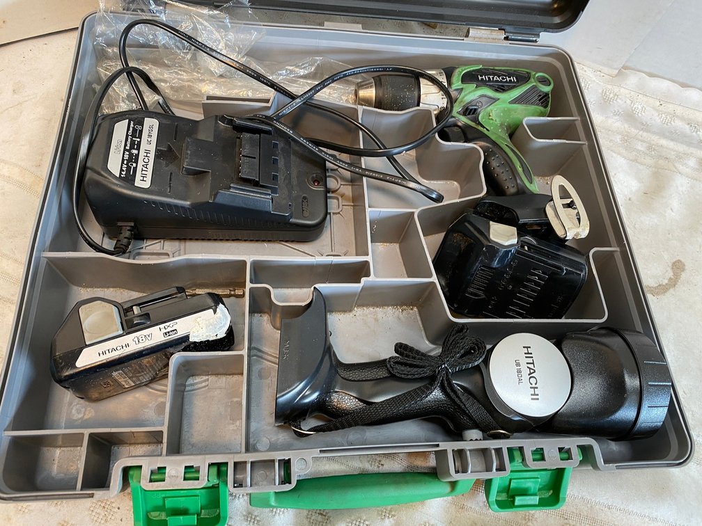 Hitachi 18 Volt Drill with 2 Batteries, 1 Charger and a Flashlight