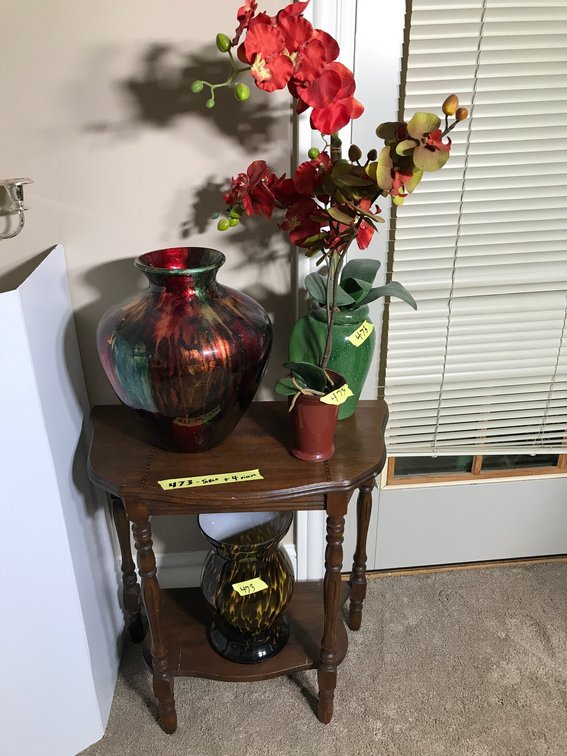 Small wooden stand with vases and flower arrangements