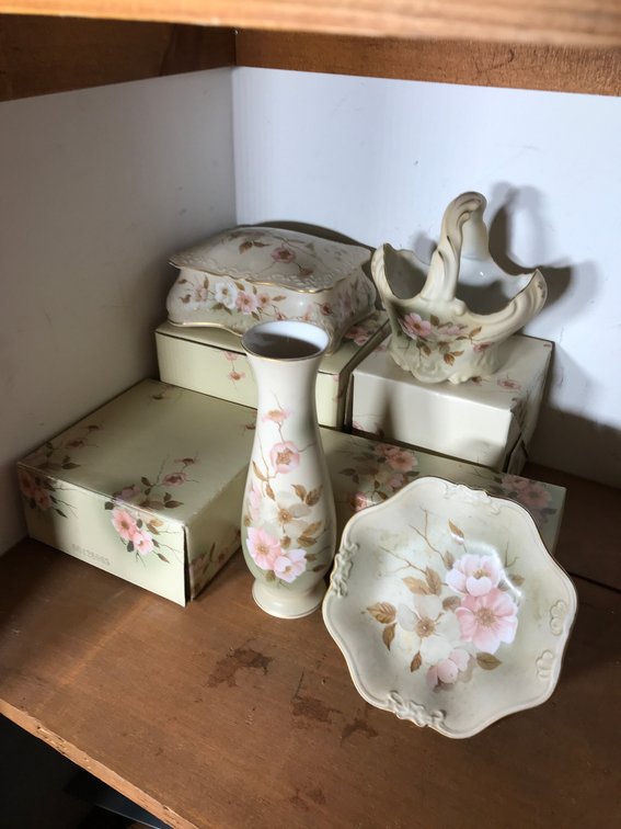 Trinket dish, vase, small tray, etc.