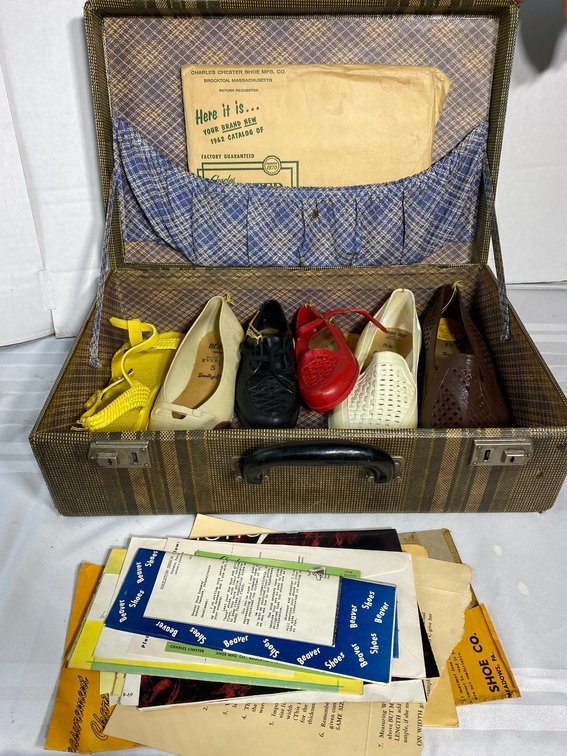 MID-CENTURY TWEED SUITCASE WITH WITH SHOESMAN SALE SAMPLES INSIDE AND ASSOCIATED PAPERWORK