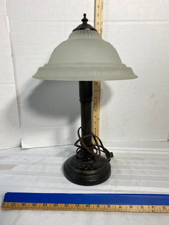 VINTAGE STYLE DESK LAMP WITH METAL BASE AND FROSTED SHADE