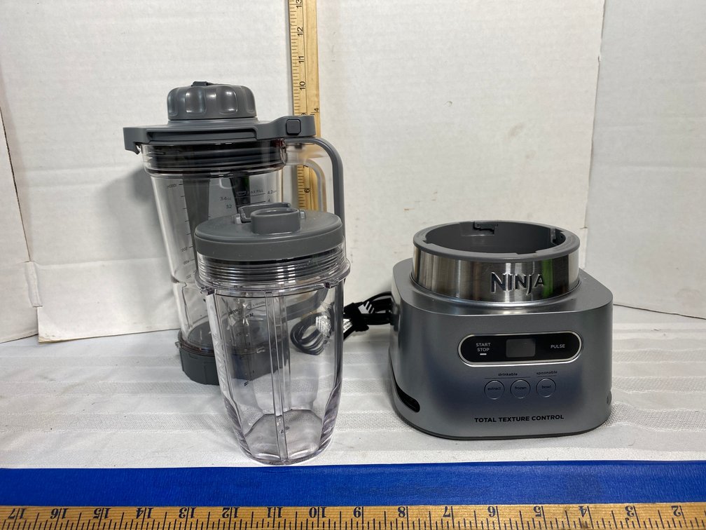 NINJA BLENDER WITH SMOOTHIE CONTAINER