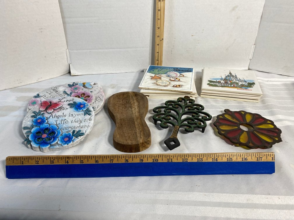 COLLECTION OF DECORATIVE ITEMS