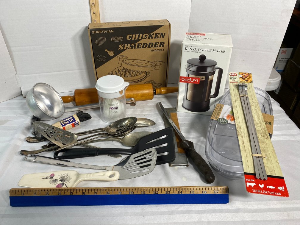 COLLECTION OF KITCHEN ITEMS