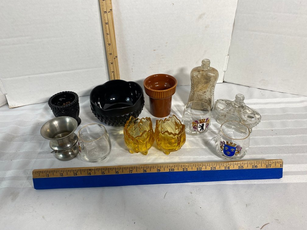 COLLECTION OF SMALL GLASSES AND BOWLS