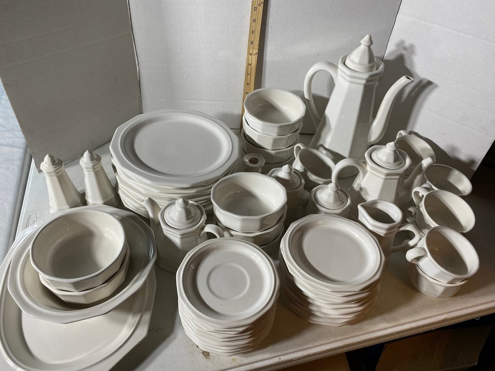 LARGE COLLECTION OF PFALTZGRAFF WHITE IRONSTONE KITCHENWARE