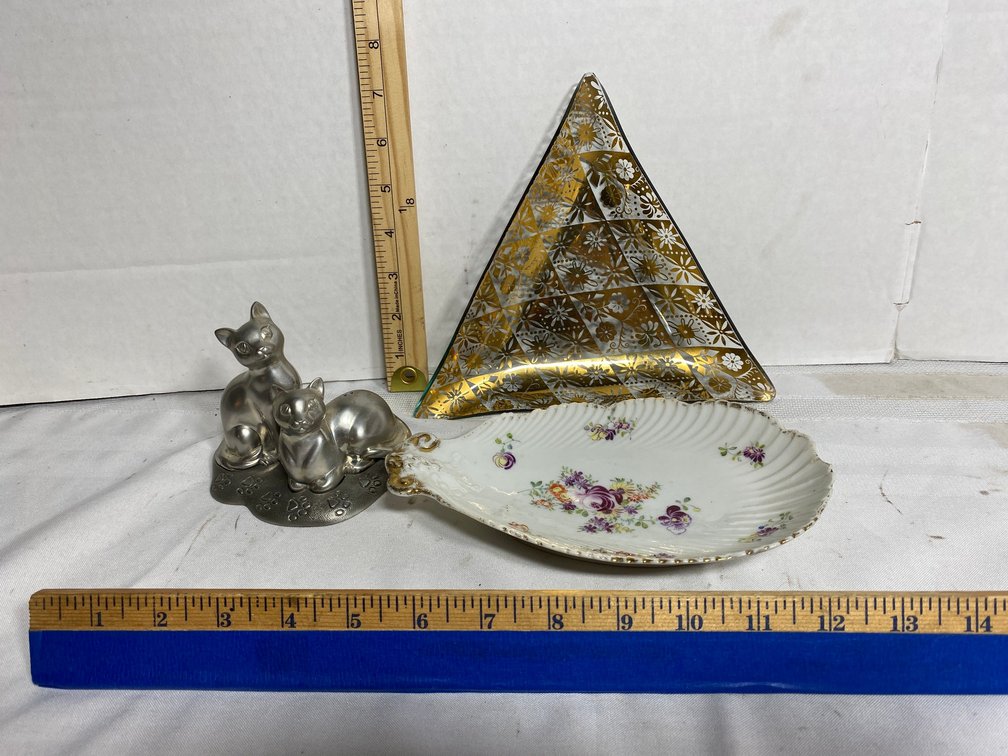 SCALLOP-SHAPED SERVING DISH