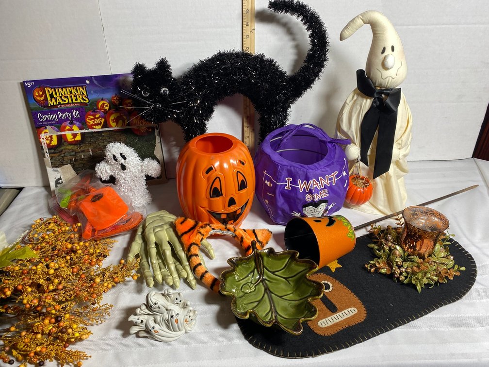 COLLECTION OF HALLOWEEN AND FALL THEMED DECOR ITEMS