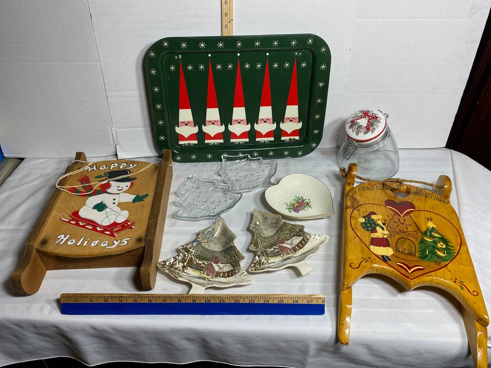 GROUP OF HOLIDAY THEMED ITEMS