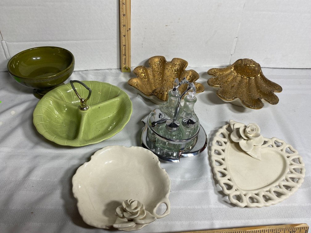 COLLECTION OF TRINKET DISHES AND SERVING DISHES