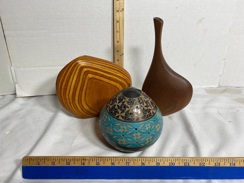 SET OF THREE DECORATIVE ITEMS