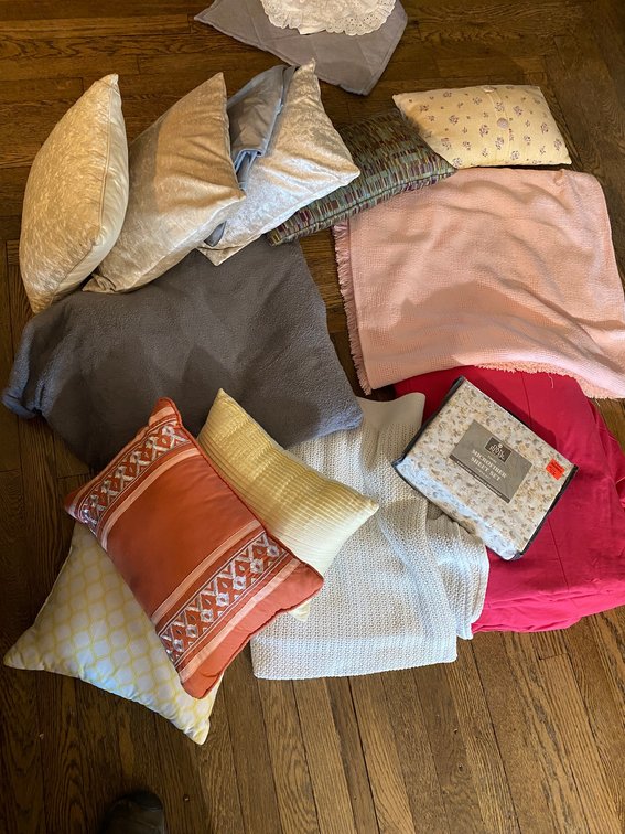 ASSORTMENT OF BLANKETS AND THROW PILLOWS AND A SET OF TWIN MICROFIBER SHEETS