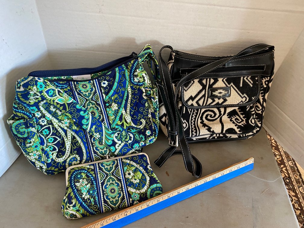 VERA BRADLEY PURSE WITH MATCHING CHANGE PURSE WAS NEVER USED