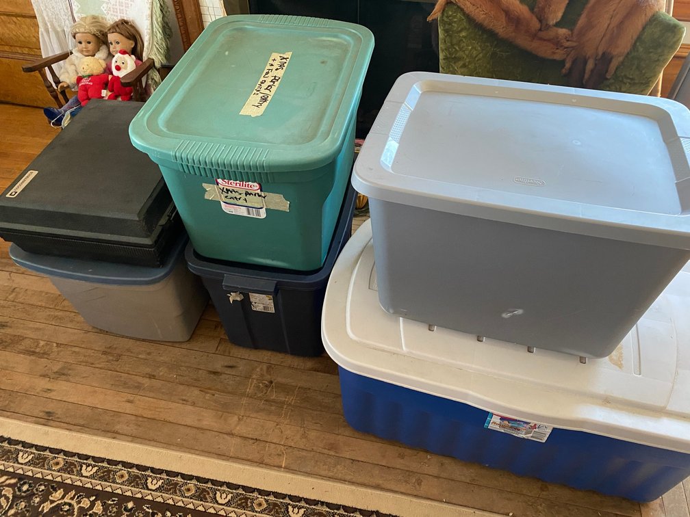 FIVE ASSORTED TOTES WITH LIDS