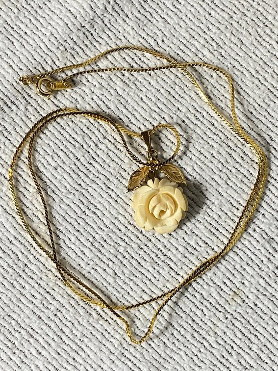 NECKLACE WITH CHARM
