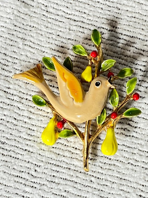 ART PEPPER VINTAGE ENAMEL PARTRIDGE IN PEAR TREE PIN