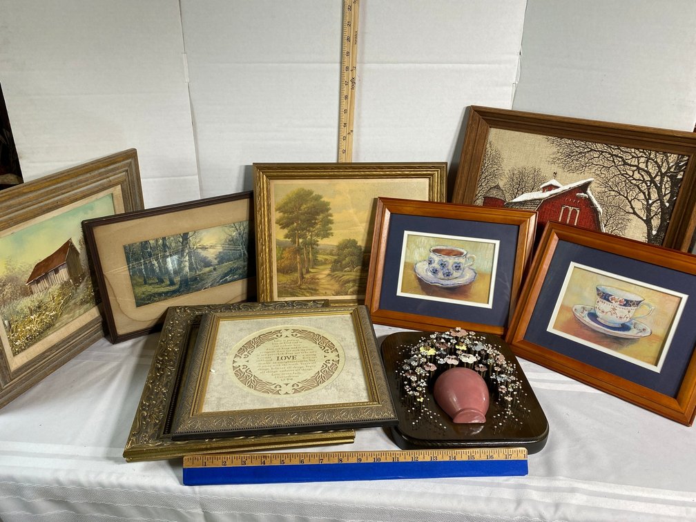 COLLECTION OF DECORATOR ITEMS INCLUDING PRINTS AND OTHER WALL ART