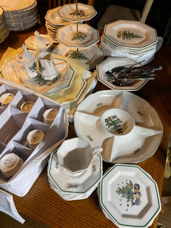SERVICE FOR EIGHT CHRISTMAS TIME DISHES BY NIKKO