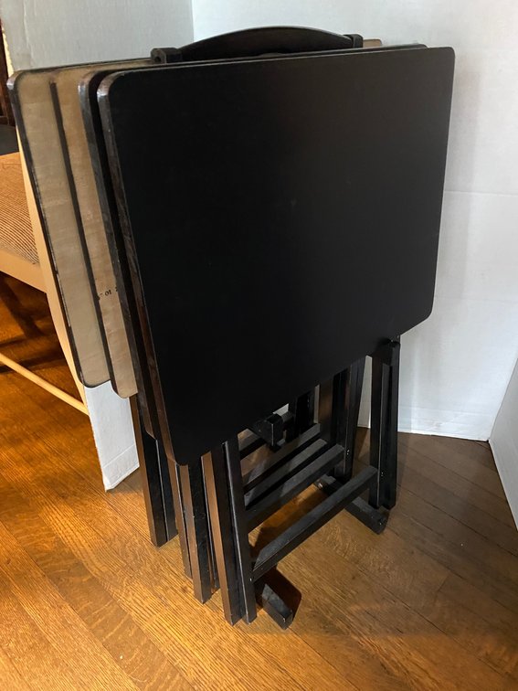 SET OF FOUR FOLDING SNACK TRAYS ON STAND