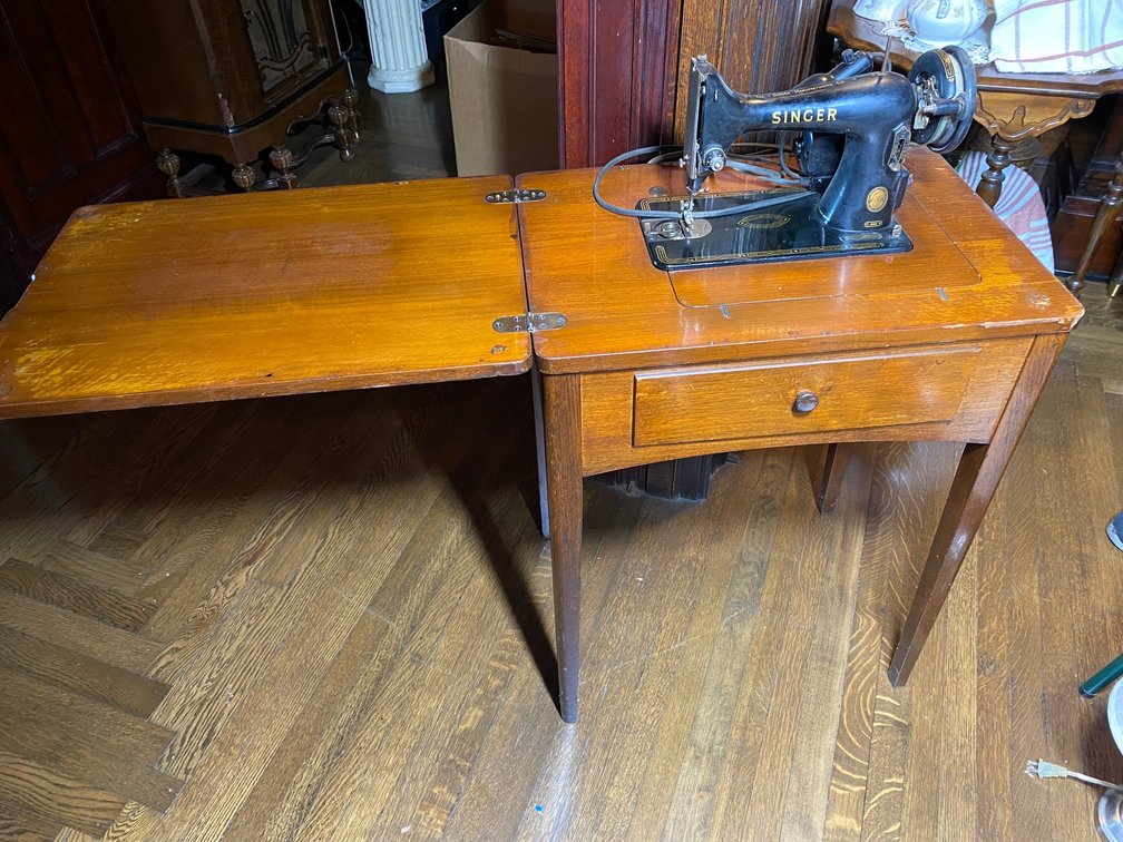 ANTIQUE SINGER SEWING MACHINE