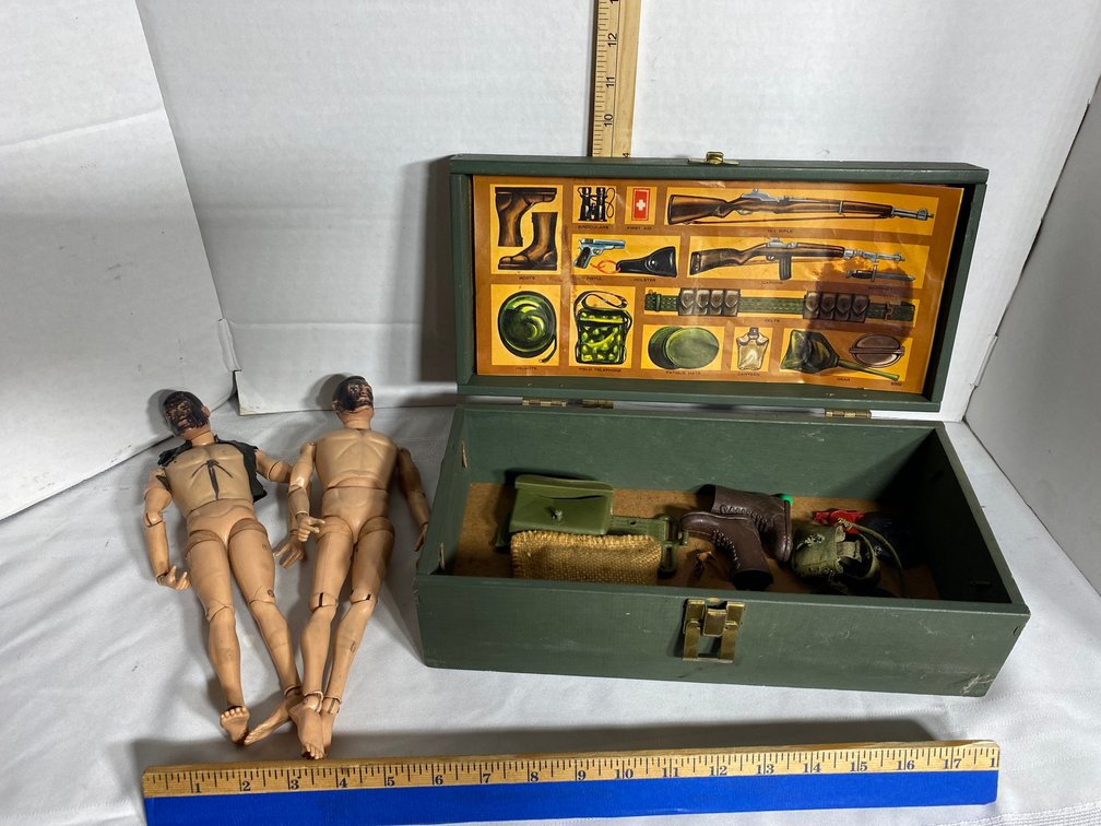 1964 ANNIVERSARY FOOT LOCKER WITH SOME ACCESSORIES FOR GI JOE