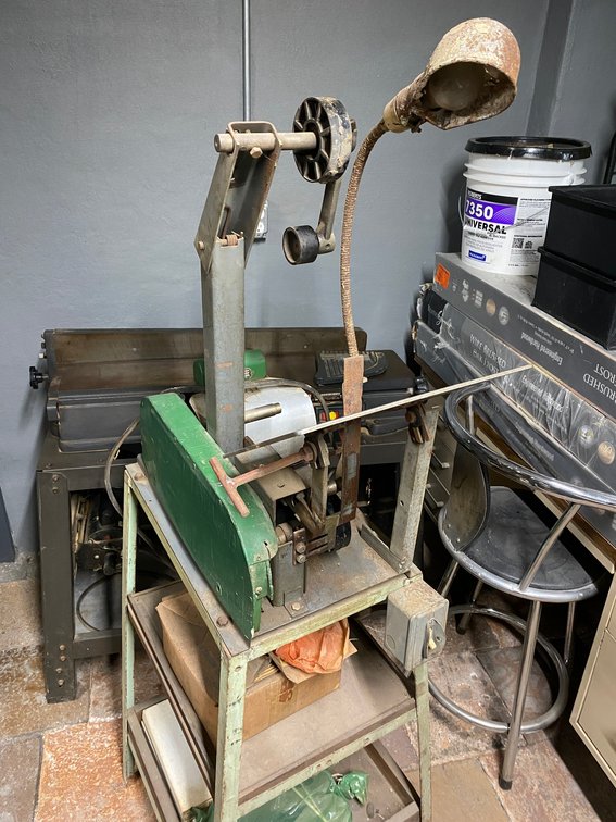 ROCKWELL SANDER SHARPENER ON A METAL STAND WITH ELECTRIC MOTOR