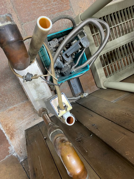 HEAT EXCHANGER ASSEMBLY AND FLEXIBLE GAS LINE