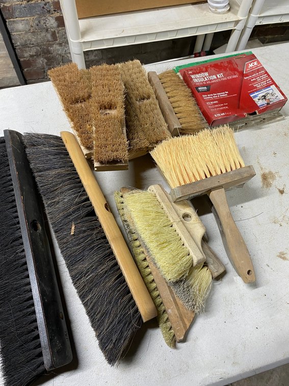 ASSORTMENT OF BRUSHES