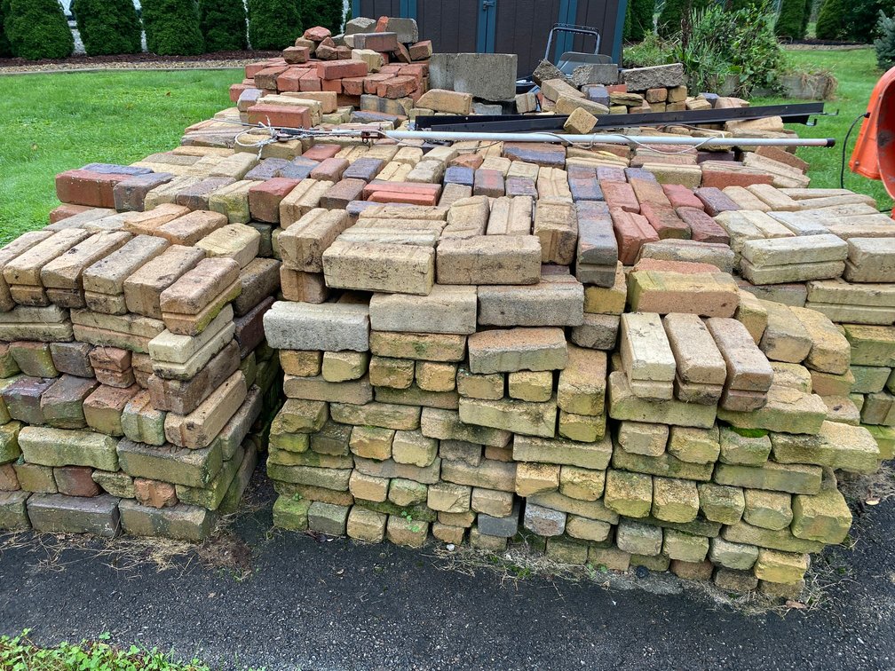 LARGE SELECTION OF BRICKS