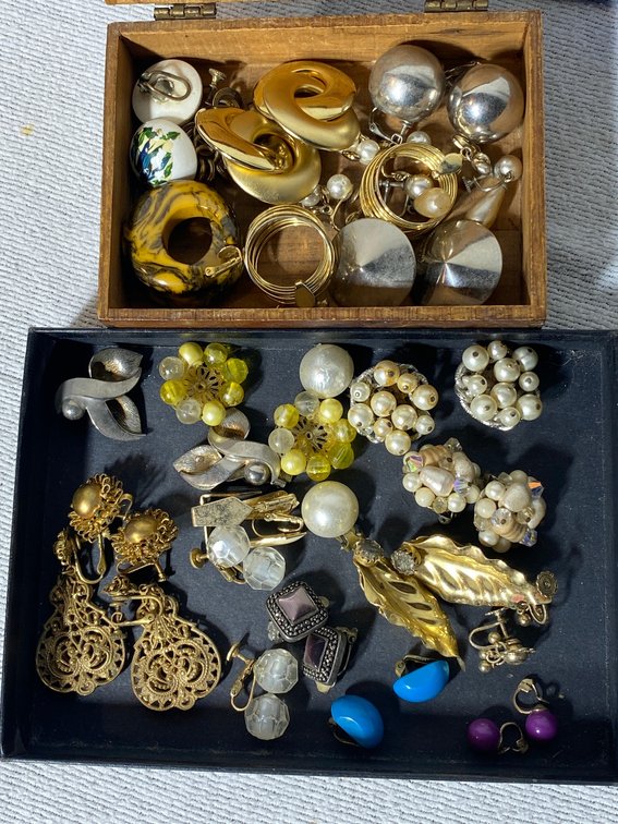 ASSORTMENT OF COSTUME JEWELRY EARRINGS