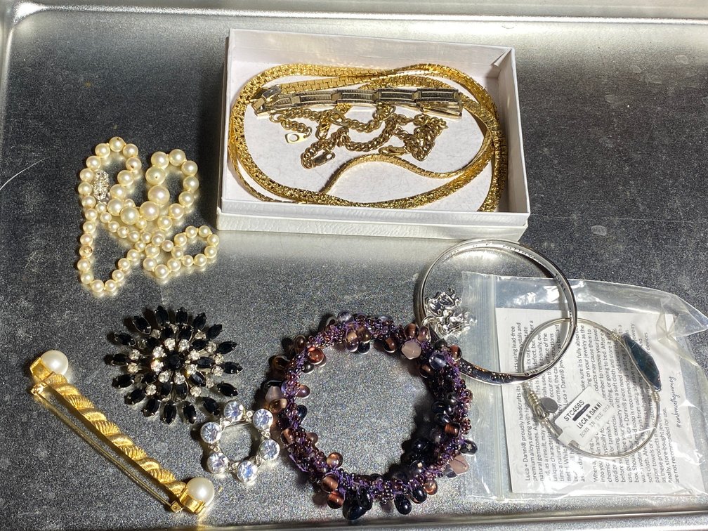 BROOCHES