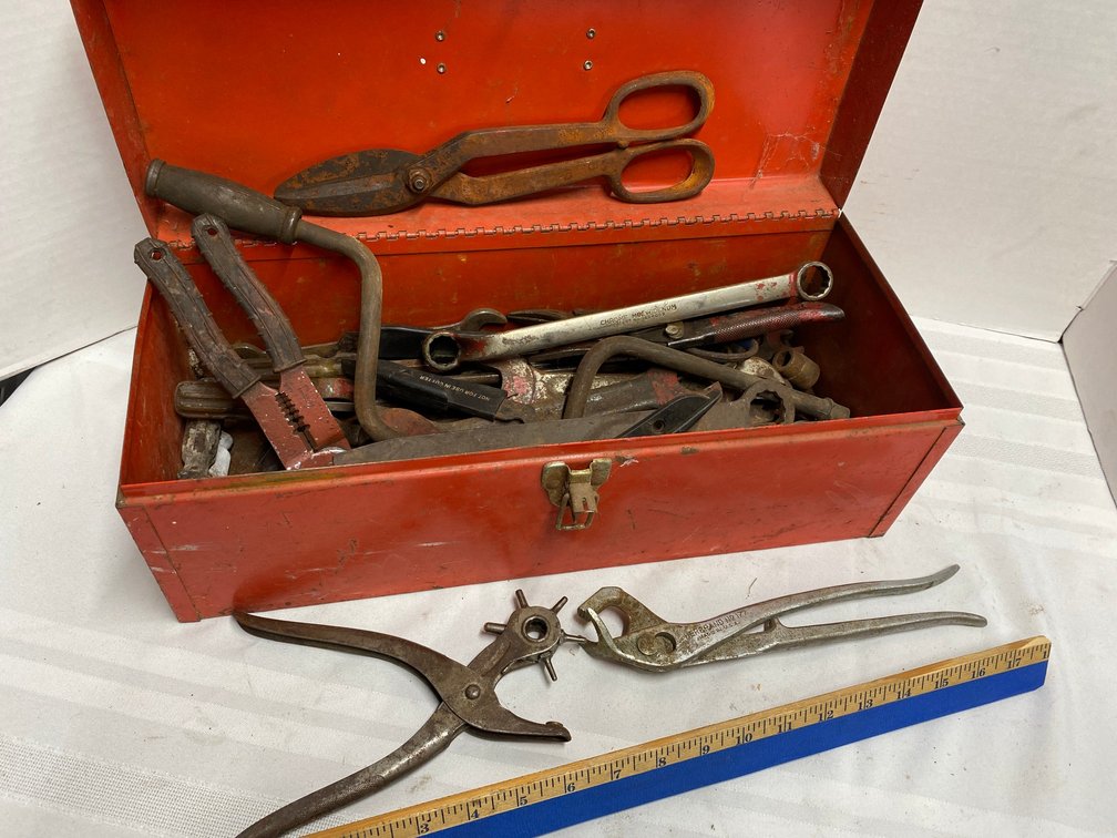 METAL TOOLBOX WITH WRENCHES