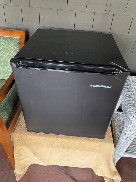 BLACK AND DECKER SMALL REFRIGERATOR