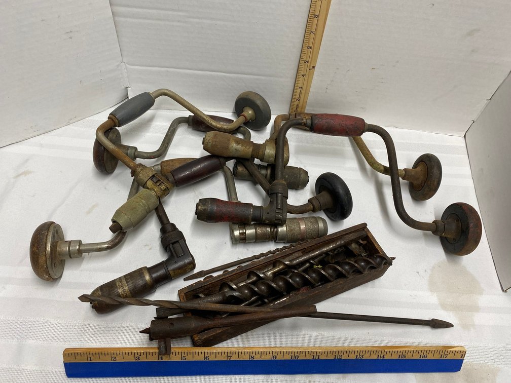 FIVE BRACES AND ASSORTMENT OF EARLY WOOD DRILL BITS