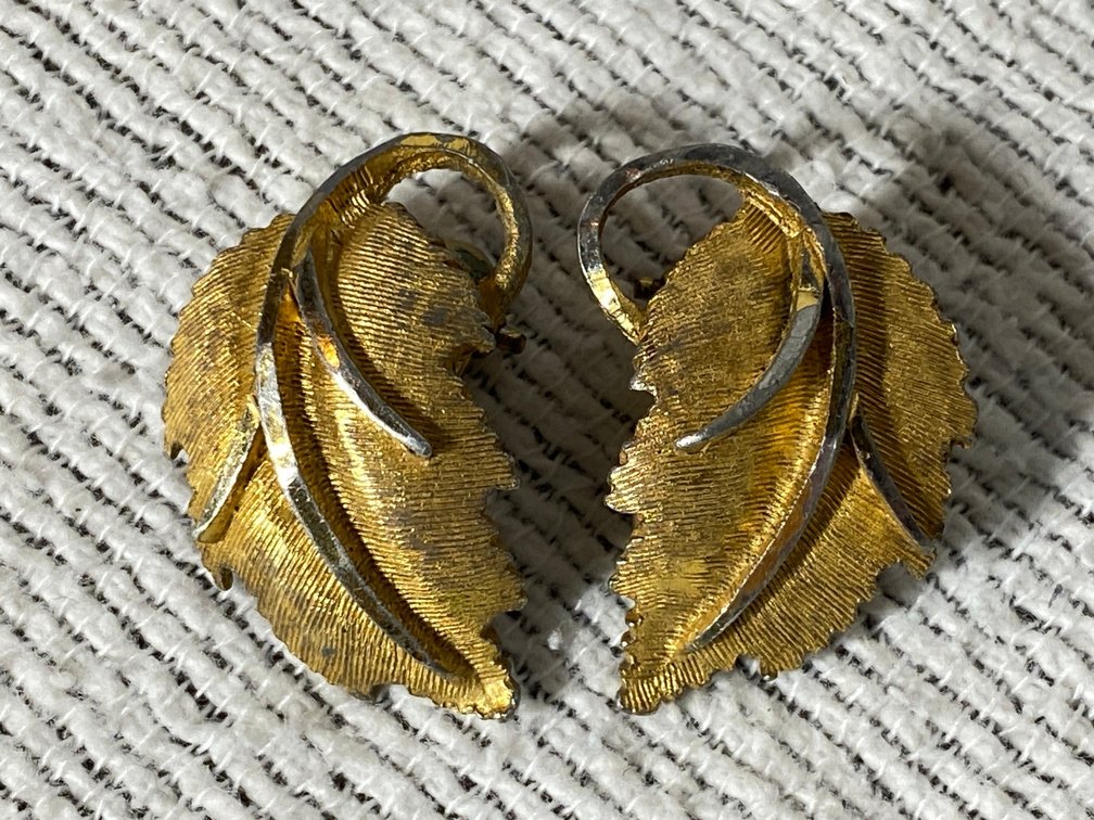 PAIR OF CLIP-ON EARRINGS