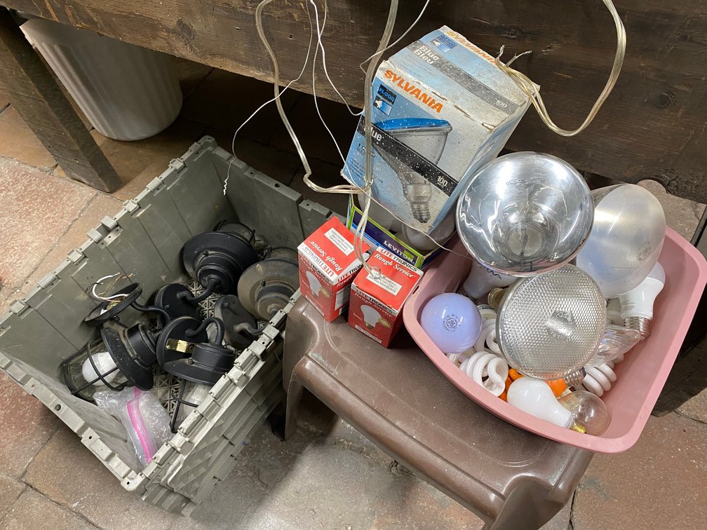 ASSORTMENT OF LIGHT BULBS AND SOME LIGHT FIXTURES