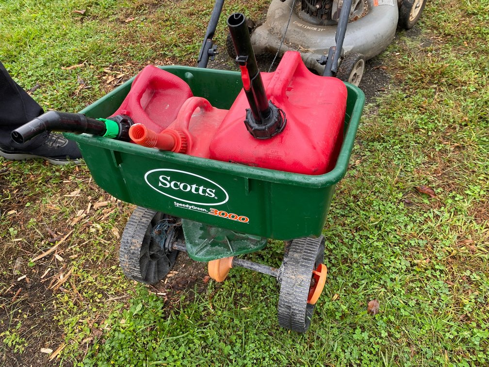 SCOTT'S SPEEDY GREEN 3000 SPINNER SPREADER AND THREE PLASTIC GAS CANS