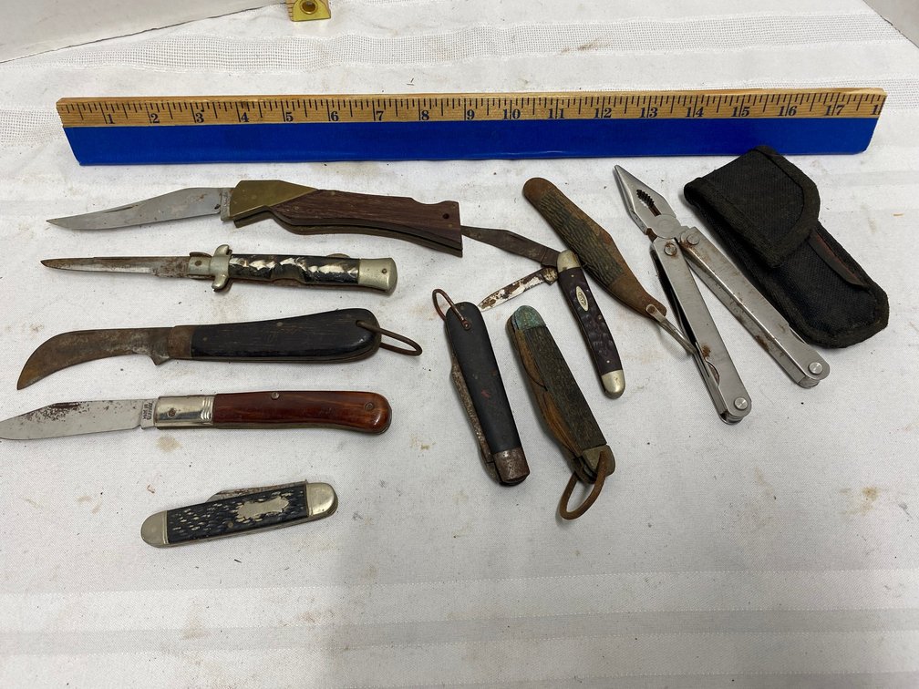 ASSORTED POCKET KNIVES