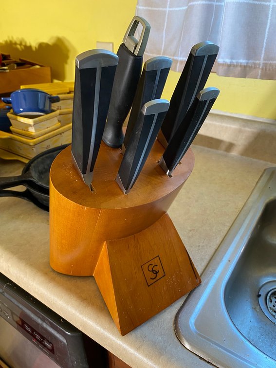 Wooden knife block with 5 knives and a sharpening steel-marked SC