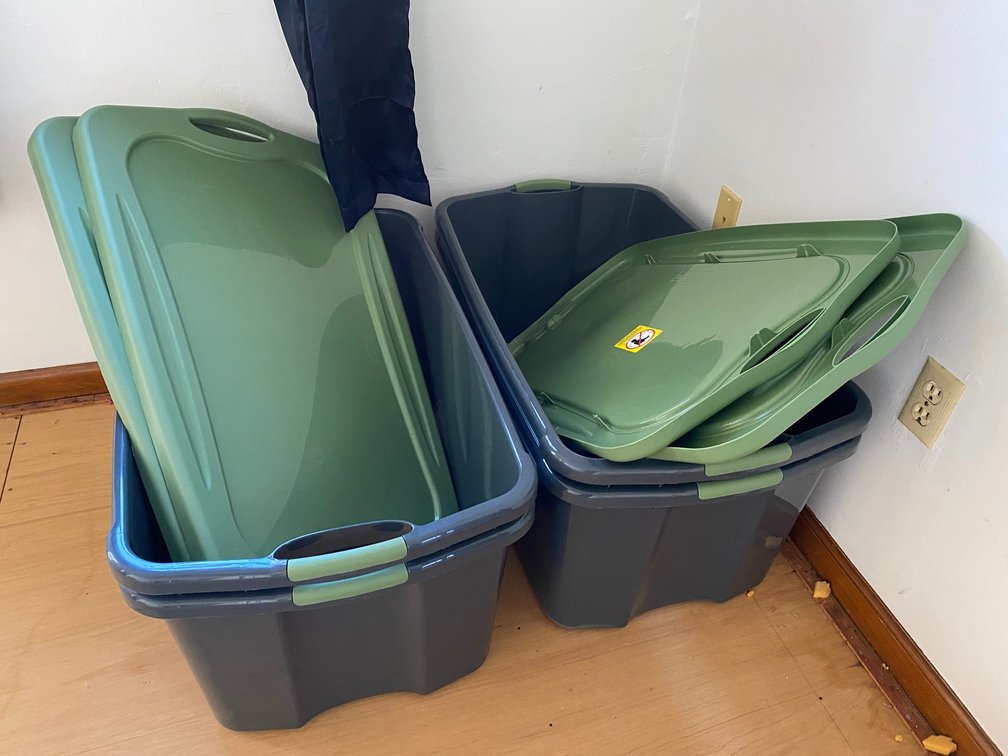 4 Plastic tote with lids