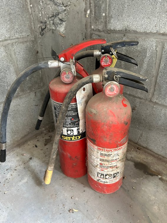 3 Fire extinquishers=2 green, 1 red